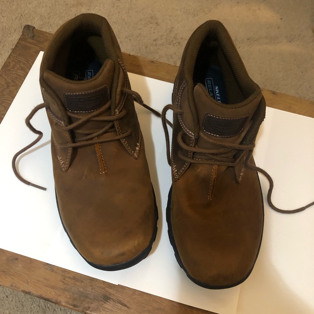 Mens size 9.5 Skechers midsize boot.